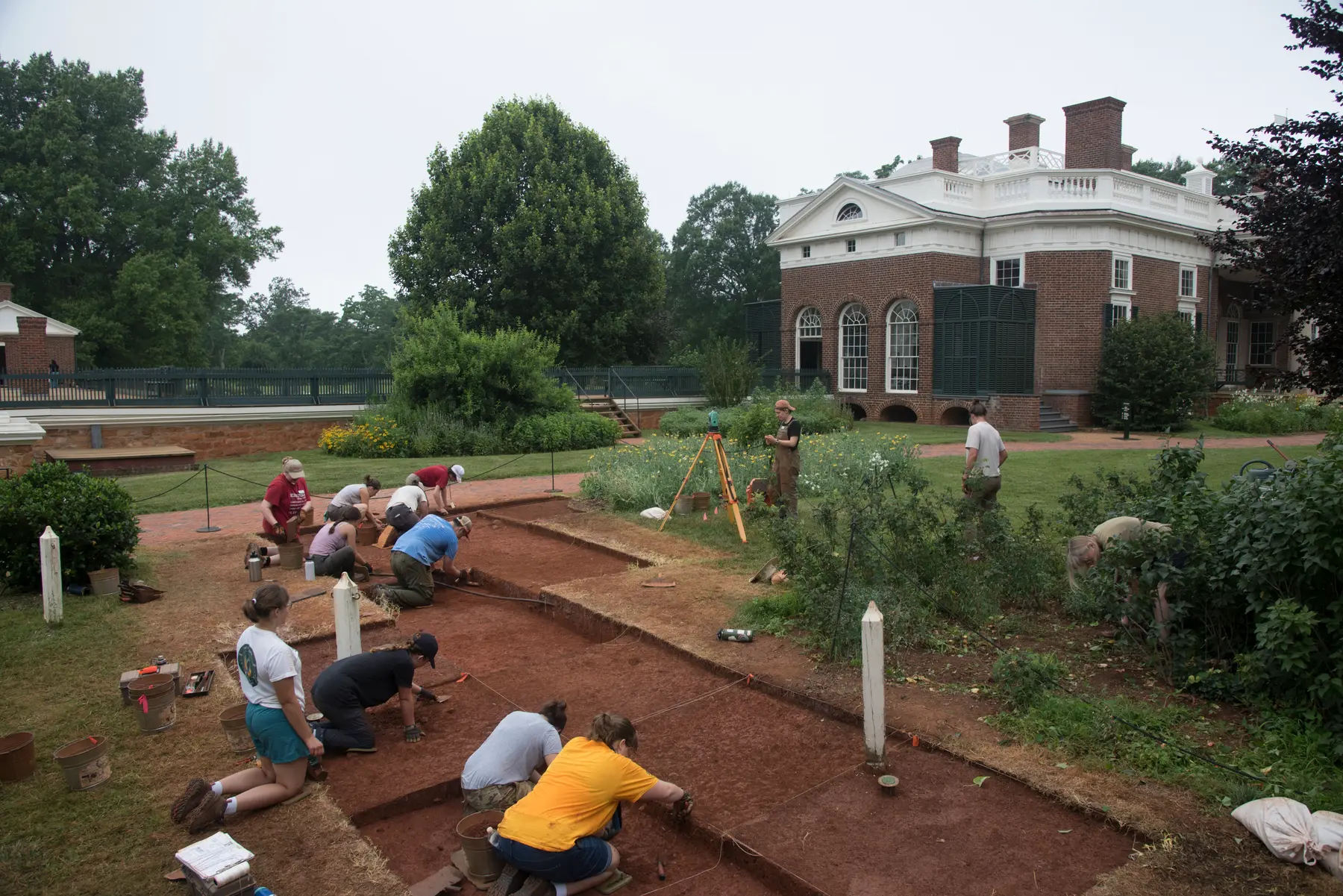 Photo of archaeology team unearthing history at Thomas Jefferson's Monticello.#asset:125685@1:alt